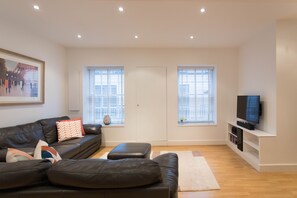 Apartment (2 Bedrooms) | Living room | 40-inch Smart TV with digital channels, TV, DVD player - Modern 2 Bedroom Flat in the Heart of Islington (London)