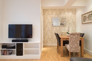 Apartment (2 Bedrooms) | Living room | 40-inch Smart TV with digital channels, TV, DVD player - Modern 2 Bedroom Flat in the Heart of Islington (London)