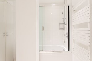 Bathtub, towels