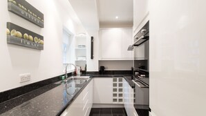 Apartamento (2 Bedrooms) | Cocina privada | Horno, placa de cocina, lavavajillas y tostadora
