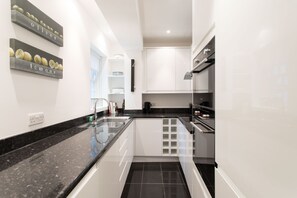 Apartment (2 Bedrooms) | Private kitchen | Oven, stovetop, dishwasher, toaster - Modern 2 Bedroom Flat in the Heart of Islington (London)
