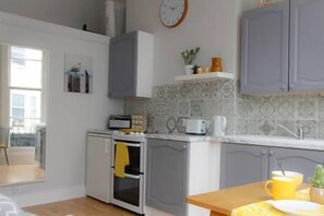 Departamento (1 Bedroom) | Cocina privada | Horno y utensilios de cocina 