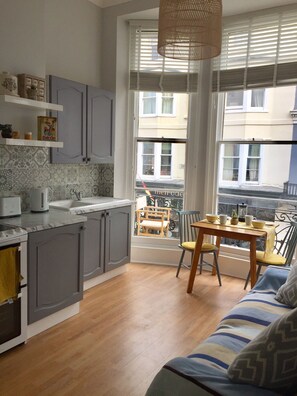 Appartement (1 Bedroom) | Cuisine privée | Four, batterie de cuisine, vaisselle et ustensiles