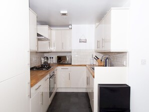 Microwave, oven, cookware/dishes/utensils - Studio Flat 8min Walk to Big Ben and London eye (London)