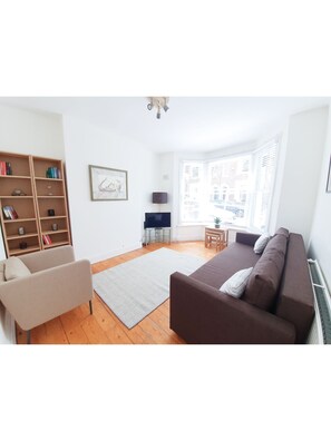 40-inch Smart TV with digital channels, TV, streaming services - Lovely Flat in Residential Road in West Hampstead (London)