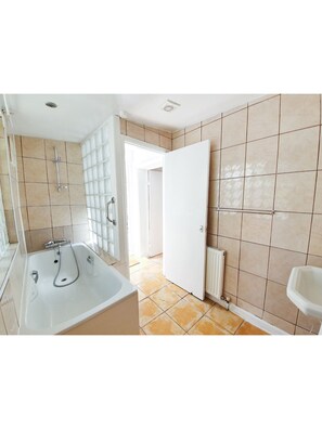 Badewanne, Haartrockner, Handtücher