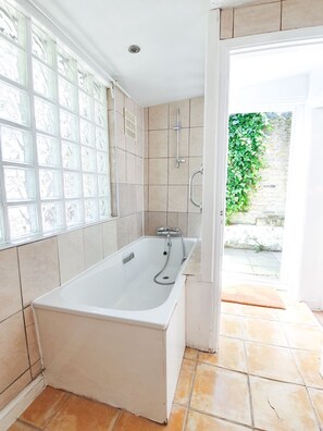 Apartment (1 Bedroom) | Bathroom | Bathtub, hair dryer, towels - Lovely Flat in Residential Road in West Hampstead (London)