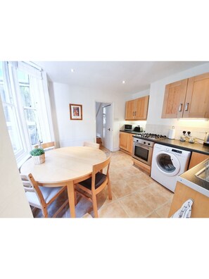 Oven, coffee/tea maker, toaster - Lovely Flat in Residential Road in West Hampstead (London)