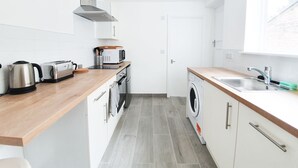 Apartamento (1 Bedroom) | Cozinha privada | Fogão, lava-louças, talheres/pratos/utensílios de cozinha