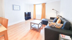 Apartamento (1 Bedroom) | Sala de estar | Smart TV 49 polegadas com canais via satélite, TV, Netflix