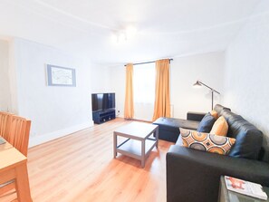 Apartment (1 Bedroom) | Living room | 49-inch Smart TV with satellite channels, TV, Netflix - Spacious and Lovely Apartment Near Oval (London)