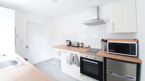 Apartamento (1 Bedroom) | Cozinha privada | Fogão, lava-louças, talheres/pratos/utensílios de cozinha