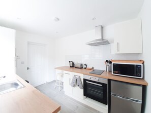 Apartment (1 Bedroom) | Private kitchen | Oven, dishwasher, cookware/dishes/utensils