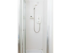 Apartment (1 Bedroom) | Badezimmer | Dusche, kostenlose Toilettenartikel, Haartrockner, Handtücher