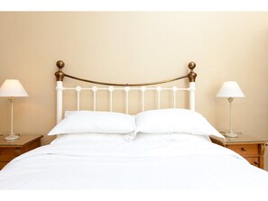 1 habitación, tabla de planchar con plancha y ropa de cama