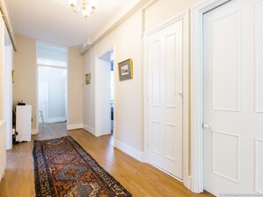 อพาร์ทเมนท์ (3 Bedrooms) | 3 ห้องนอน, เตารีด/โต๊ะรีดผ้า, ผ้าปูที่นอน