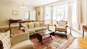 Living room - Elegant 3bdr Apartment in Hove Close to the Beach! (Hove)