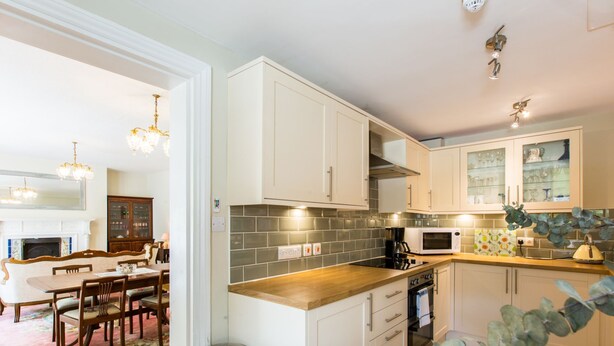 Oven, dishwasher, cookware/dishes/utensils - Elegant 3bdr Apartment in Hove Close to the Beach! (Hove)