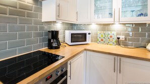Apartment (3 Bedrooms) | Private kitchen | Oven, dishwasher, cookware/dishes/utensils - Elegant 3bdr Apartment in Hove Close to the Beach! (Hove)