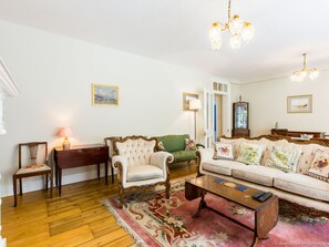 Apartment (3 Bedrooms) | Living room