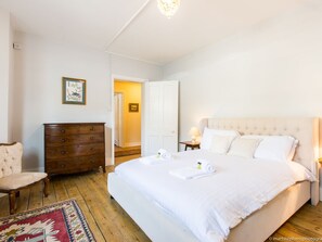 อพาร์ทเมนท์ (3 Bedrooms) | 3 ห้องนอน, เตารีด/โต๊ะรีดผ้า, ผ้าปูที่นอน