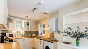 Apartment (3 Bedrooms) | Private kitchen | Oven, dishwasher, cookware/dishes/utensils - Elegant 3bdr Apartment in Hove Close to the Beach! (Hove)