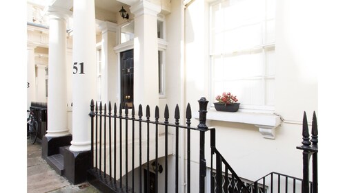 Elegant 2BR Flat With Garden Near Victoria