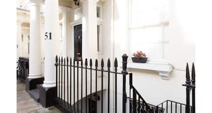 Elegant 2BR Flat With Garden Near Victoria