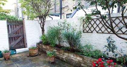 Elegant 2BR Flat With Garden Near Victoria