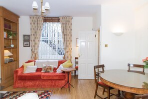 House (2 Bedrooms) | Living area