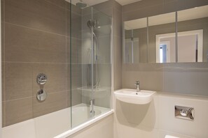 Apartment (2 Bedrooms) | Bathroom - Elegant 2-bedroom Flat Vith Views in Battersea (London)
