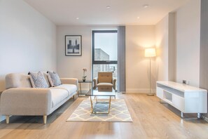 Apartment (2 Bedrooms) | Living area - Elegant 2-bedroom Flat Vith Views in Battersea (London)