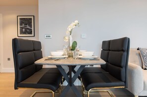 In-room dining - Elegant 2-bedroom Flat Vith Views in Battersea (London)