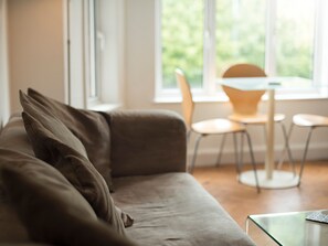 Apartment (2 Bedrooms) | Wohnzimmer | 40-Zoll-Fernseher mit Satellitenempfang