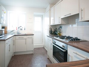 Apartment (2 Bedrooms) | Private kitchen | Fridge, microwave, oven, stovetop - Spacious Apartment Close to City Centre & Stadiums (Cardiff)
