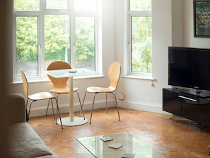 Apartment (2 Bedrooms) | Wohnzimmer | 40-Zoll-Fernseher mit Satellitenempfang