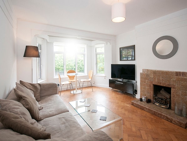 Apartment (2 Bedrooms) | Living room