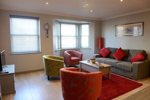 Leilighet (2 Bedrooms) | Oppholdsrom | En 40-tommers Flatskjerm-TV med digitale kanaler samt smart-TV