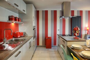 Căn hộ (2 Bedrooms) | Bếp riêng | Lò nướng, bếp nấu, máy rửa bát, lò nướng bánh mì 