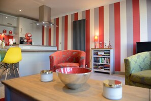 Leilighet (2 Bedrooms) | Oppholdsrom | En 40-tommers Flatskjerm-TV med digitale kanaler samt smart-TV