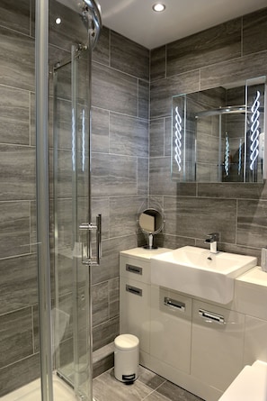 Apartamento (2 Bedrooms) | Banheiro | Chuveiro, toalhas de banho