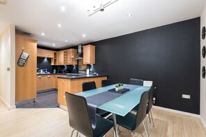Apartment (2 Bedrooms) | Private kitchen | Fridge, oven, dishwasher, cookware/dishes/utensils - Modern Smart Open Plan Living With Free Parking (York)