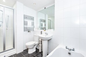 Apartment (2 Bedrooms) | Bathroom | Towels - Modern Smart Open Plan Living With Free Parking (York)