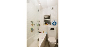 Handtücher, Seife, Shampoo, Toilettenpapier