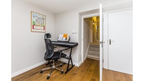 2 bedrooms, desk, iron/ironing board, free WiFi - Relaxing 2bed Apartmin Walk to Tulse Hill Station (London)