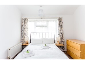 3 bedrooms, iron/ironing board, WiFi, bed sheets