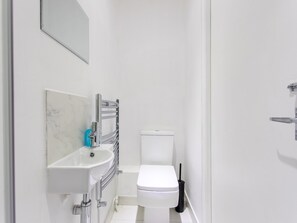 Maison (5 Bedrooms) | Salle de bain | Douche, articles de toilette (gratuits), séchoir à cheveux