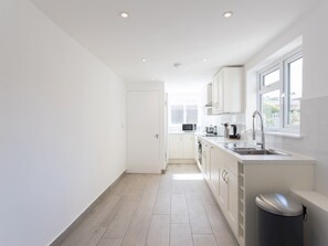 Maison (5 Bedrooms) | Cuisine privée | Réfrigérateur, micro-ondes, plaque de cuisson, lave-vaisselle