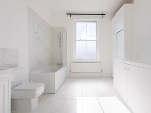 Talo (5 Bedrooms) | 5 makuuhuonetta, yksilöllisesti sisustettu, yksilöllisesti kalustettu