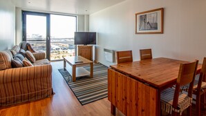 Apartment (2 Bedrooms) | Living area - Riverside Simplicity: Great Views/secure Parking! (Glasgow)